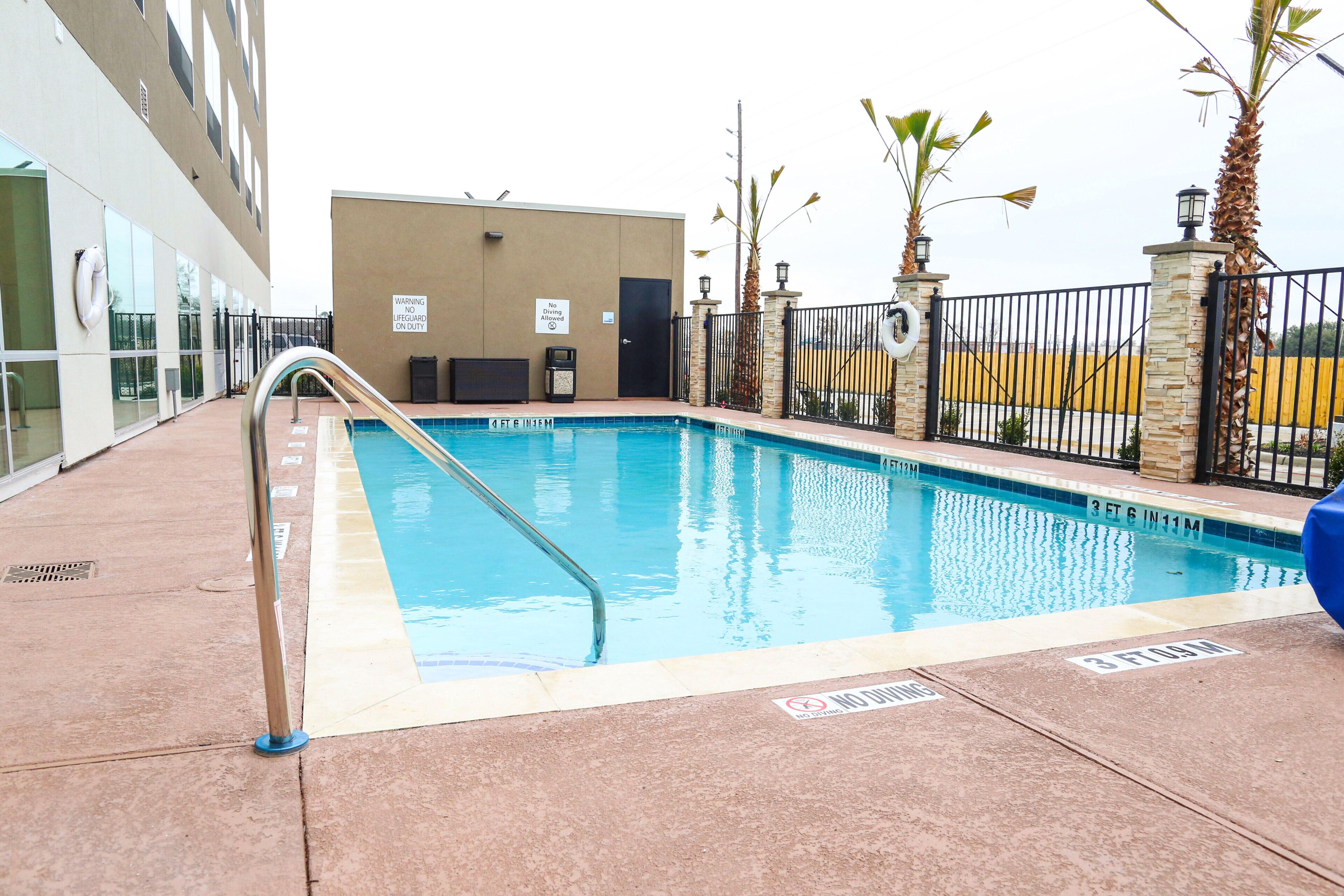 Photo - Holiday Inn Express & Suites Houston IAH - Beltway 8 by IHG
