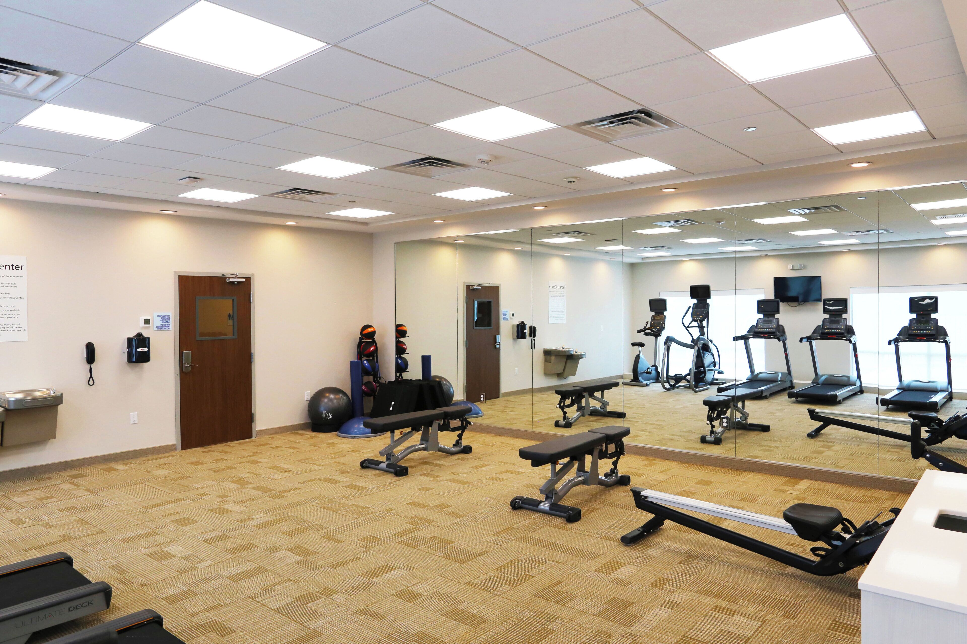 Photo - Holiday Inn Express & Suites Houston IAH - Beltway 8 by IHG