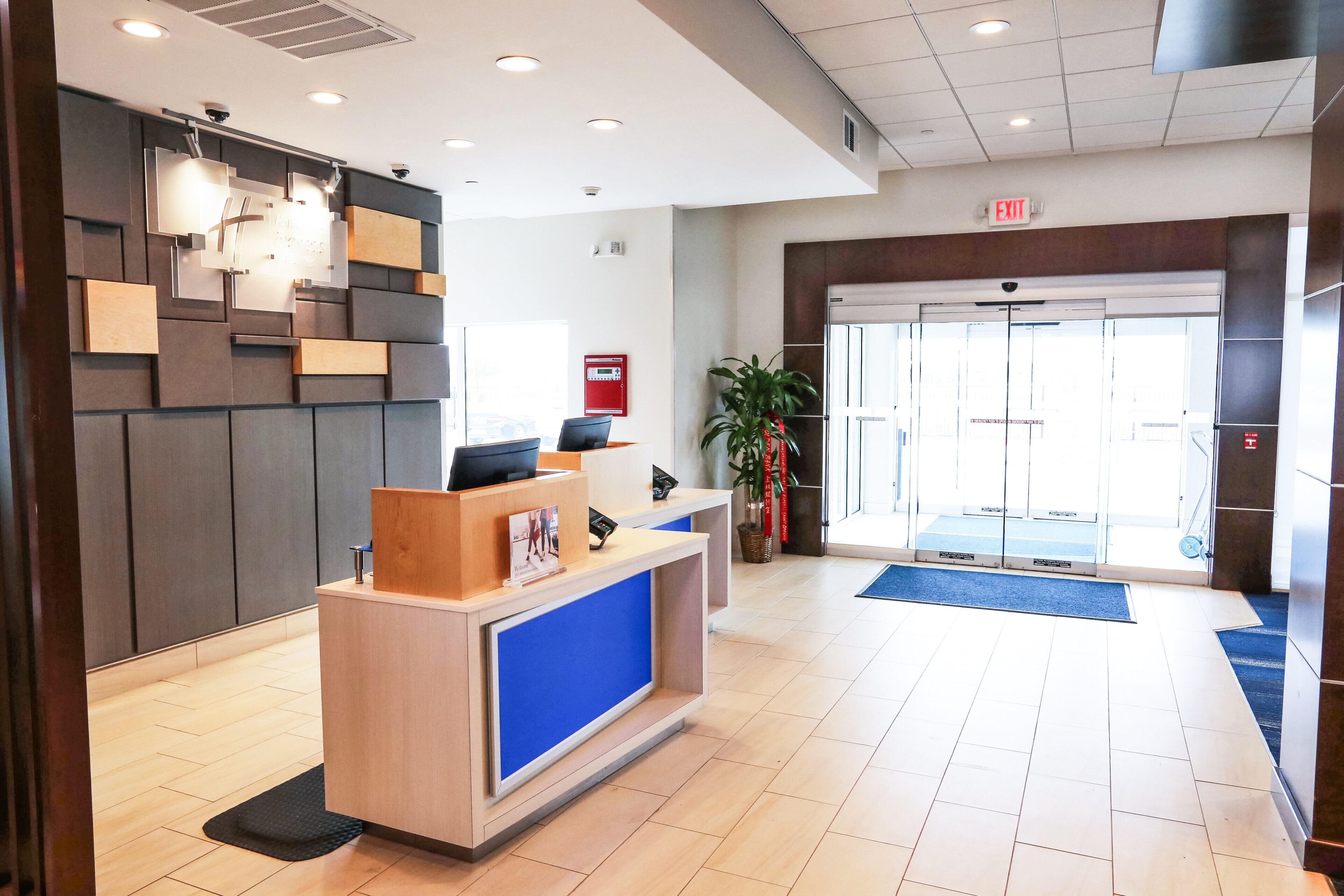 Photo - Holiday Inn Express & Suites Houston IAH - Beltway 8 by IHG
