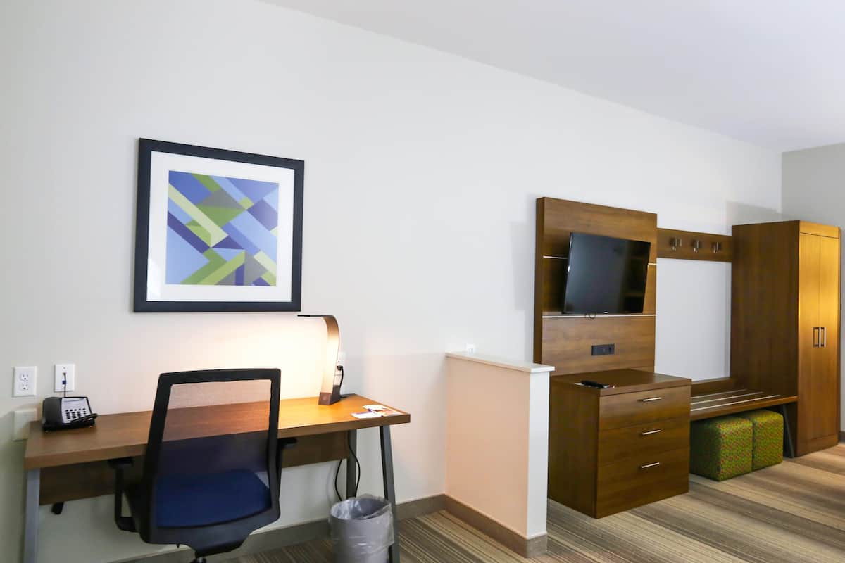 Een kluis op de kamer, een bureau, verduisterende gordijnen