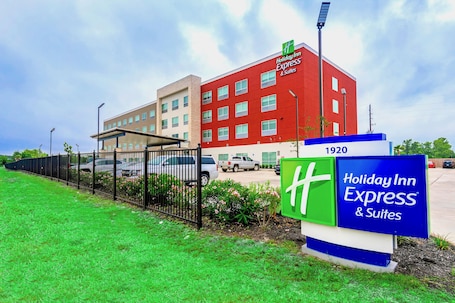 Exterior. Holiday Inn Express & Suites Houston IAH - Beltway 8 by IHG