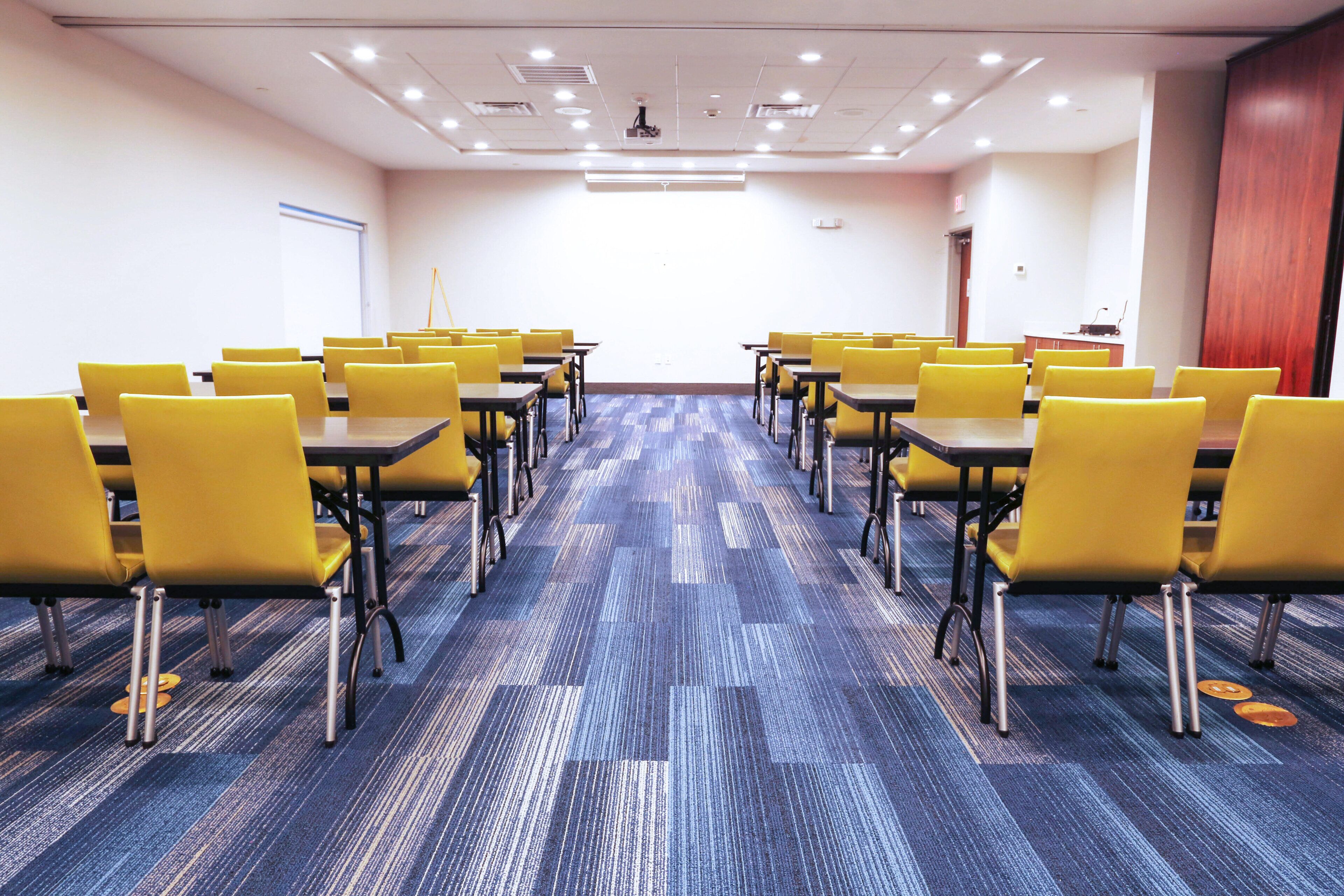 Photo - Holiday Inn Express & Suites Houston IAH - Beltway 8 by IHG