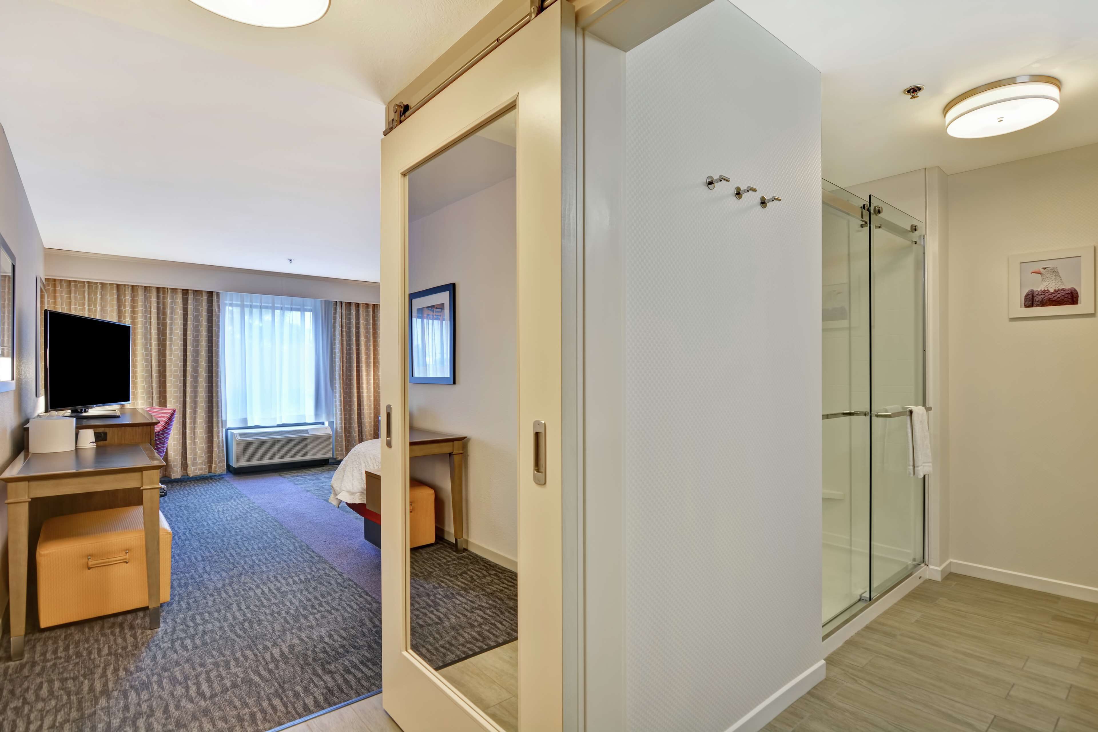 Schreibtisch, laptopgeeigneter Arbeitsplatz, Verdunkelungsvorhänge