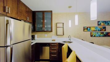 Full-size fridge, microwave, oven, stovetop