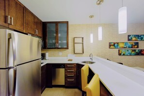 Full-sized fridge, microwave, oven, stovetop