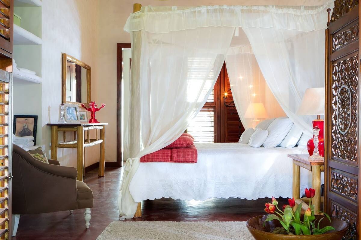 Suite Jardim Real | Een minibar, een kluis op de kamer, verduisterende gordijnen