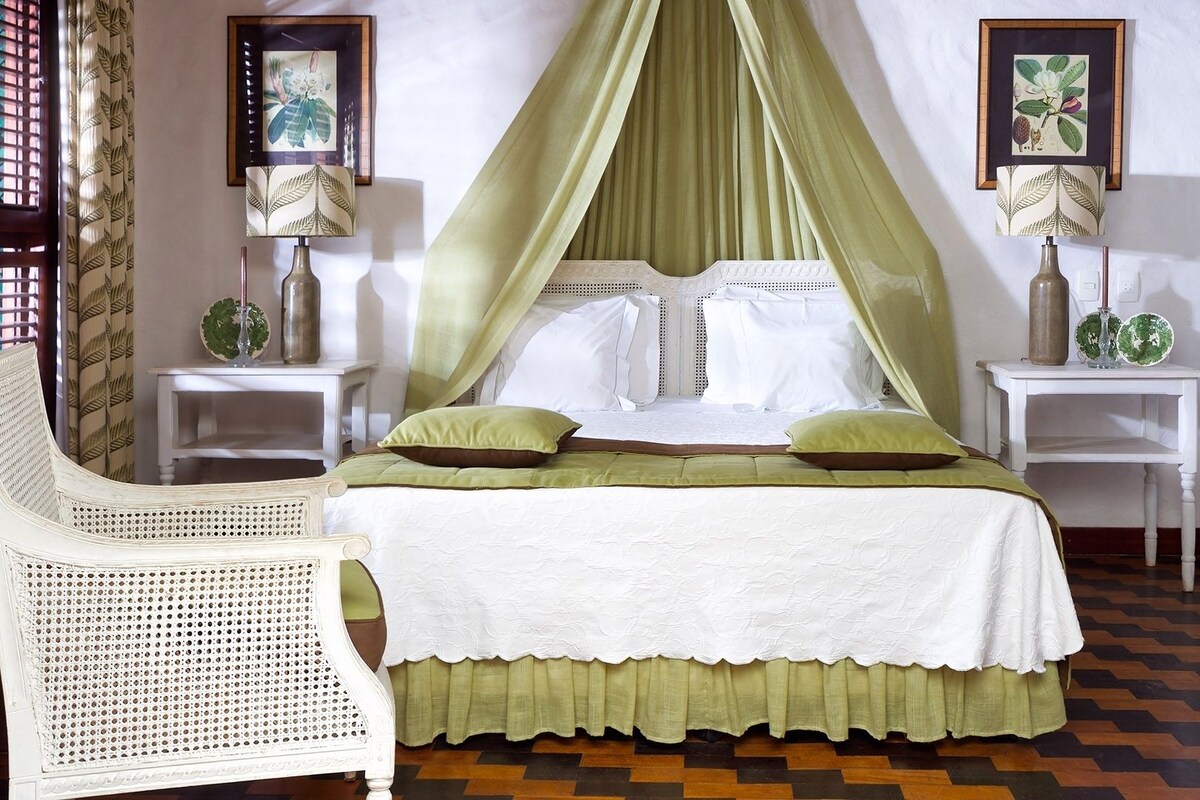Suite Colonial | Minibaari, tallelokero huoneessa, pimennysverhot, ilmainen Wi-Fi