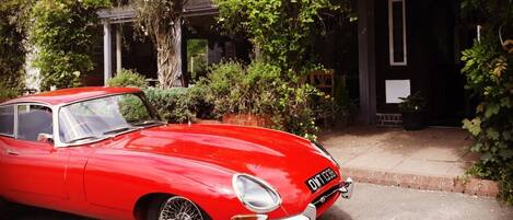 Vista frontal de la propiedad