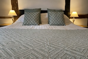Chambre double, vue sur le jardin | Accès au Wi-Fi (inclus), literie fournie