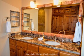 Departamento, 3 habitaciones, vista al océano | Baño | Tina con regadera, secadora de cabello, toallas 