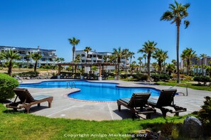 Outdoor pool, pool umbrellas, sun loungers - Casa Blanca Rocky Point by Castaways (Puerto Peñasco)