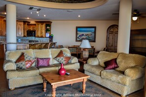 Apartamento, 3 habitaciones, vistas al mar | Sala de estar | Televisión LCD de 40 pulgadas con canales por cable, una televisión