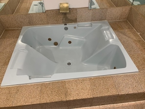 Quarto luxo, banheira de imersão | Wi-Fi de cortesia, roupa de cama