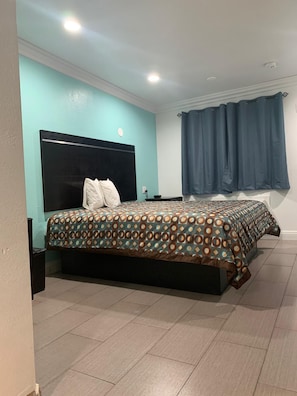 Quarto standard, 1 cama King | Wi-Fi de cortesia, roupa de cama