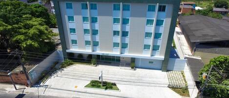 Un hotel a più piani con facciata lineare, ampie finestre e un ingresso centrale.
