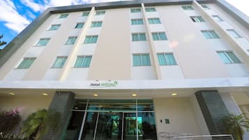 Vista frontal de la propiedad