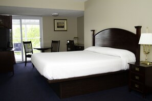 Rom, 1 kingsize-seng, tilgjengelighetstilpasset, utsikt mot innsjø | Skrivebord, strykejern/-brett, wi-fi (inkludert) og sengetøy