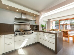 Réfrigérateur, micro-ondes, four, lave-vaisselle