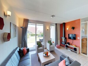 TV, DVD player - Villa in Zeeland with Private Terrace (Kortgene)
