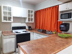 Appartement, 2 chambres | Cuisinette privée | Réfrigérateur grande capacité avec congélateur, four à micro-ondes