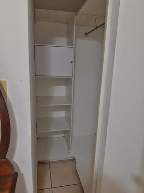 Appartement, 2 chambres | Garde-robe