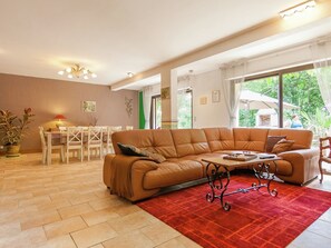 TV, caminetto, tavolo da ping pong