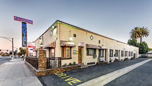 A motel with a sign reading "Pacifica Motel" and a "Drive" parking area. - Pacifica Motel (Long Beach)