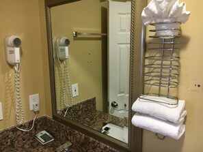 Combined shower/bathtub, deep-soaking bathtub, towels - Pacifica Motel (Long Beach)