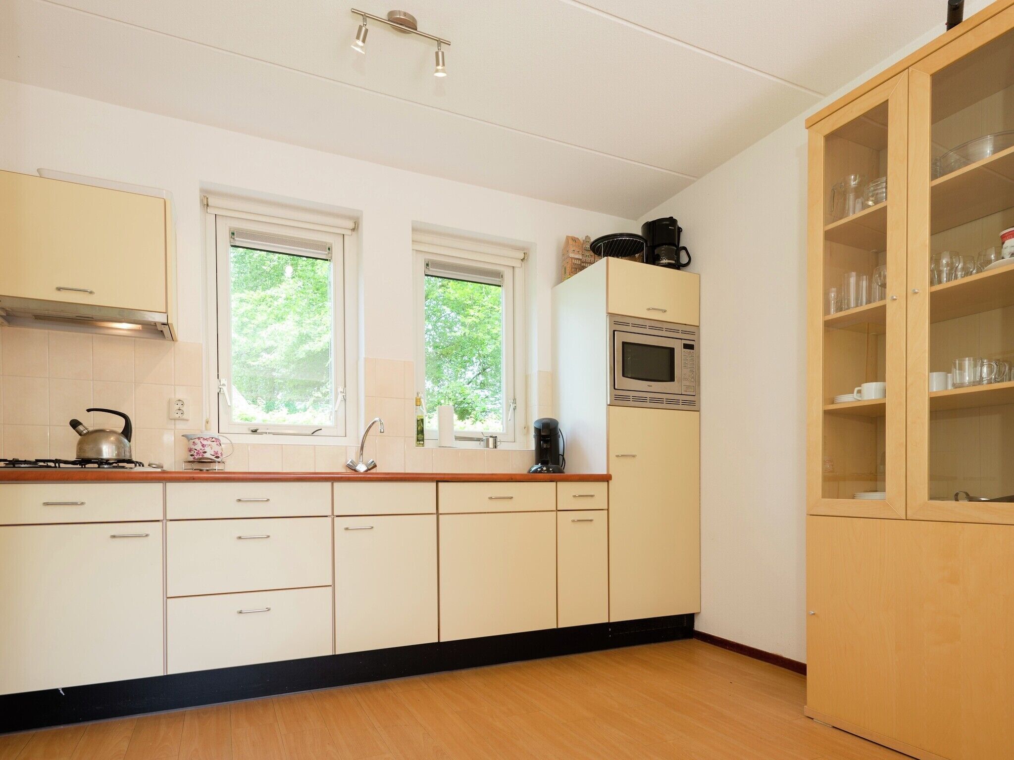 ميكروويف، فرن، غسالة أطباق، ماكينة لصنع القهوة/الشاي