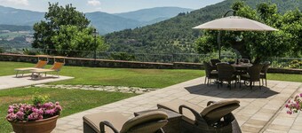 Luksus villa med basseng og vakker hage på en eiendom