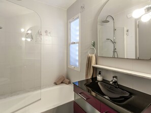 Combined shower/tub, towels