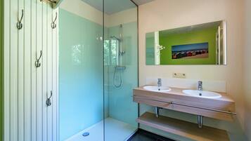Combined shower/tub