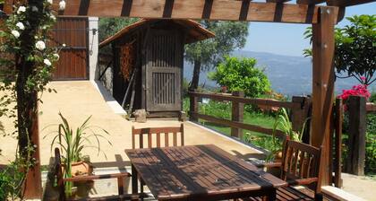 Cottage auf dem Land mit Garten mit Grill