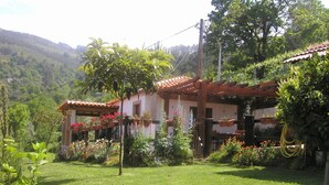 A house with a garden, surrounded by hills. - Countryside Cottage with Private Terrace (Gondufe, Ponte de Lima)