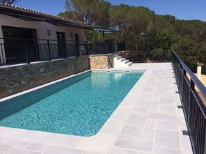 Een verwarmd zwembad