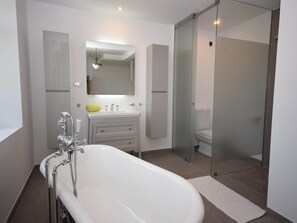 Bathtub, towels