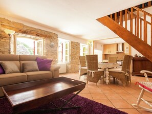 Fernseher, Kamin, Tischtennisplatte