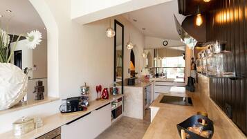 Een koelkast, een microgolfoven, een oven, een kookplaat