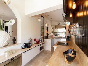 Kjøleskap, mikrobølgeovn, ovn og kokeplater