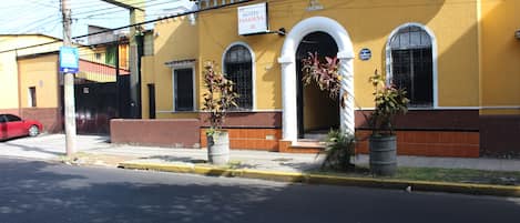 Fachada de la propiedad