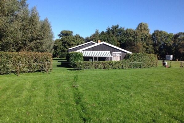 Exterior - Peaceful Holiday Home near Centre in Burgh Haamstede (Burgh Haamstede)