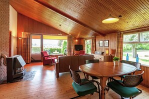 Dining - Peaceful Holiday Home near Centre in Burgh Haamstede (Burgh Haamstede)