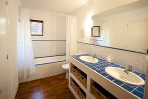 Combined shower/tub, bidet, towels