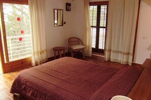 4 bedrooms, iron/ironing board, WiFi