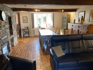 Fernseher, DVD-Player, Tischfußball, Stereoanlage