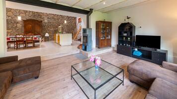 Una televisión, una chimenea