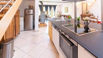 Kühlschrank, Mikrowelle, Ofen, Geschirrspüler