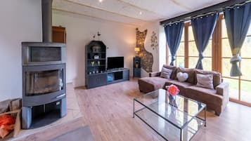 Una televisión, una chimenea