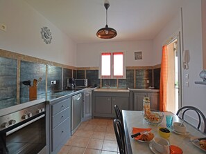 Mikrowelle, Ofen, Geschirrspüler, Wasserkocher mit Kaffee-/Teezubehör