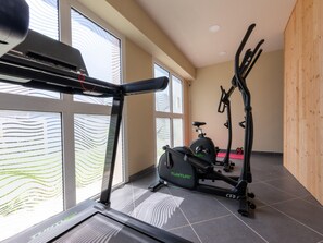 Ein Fitnessstudio mit Laufband, Ergometer und Trainingsgeräten.